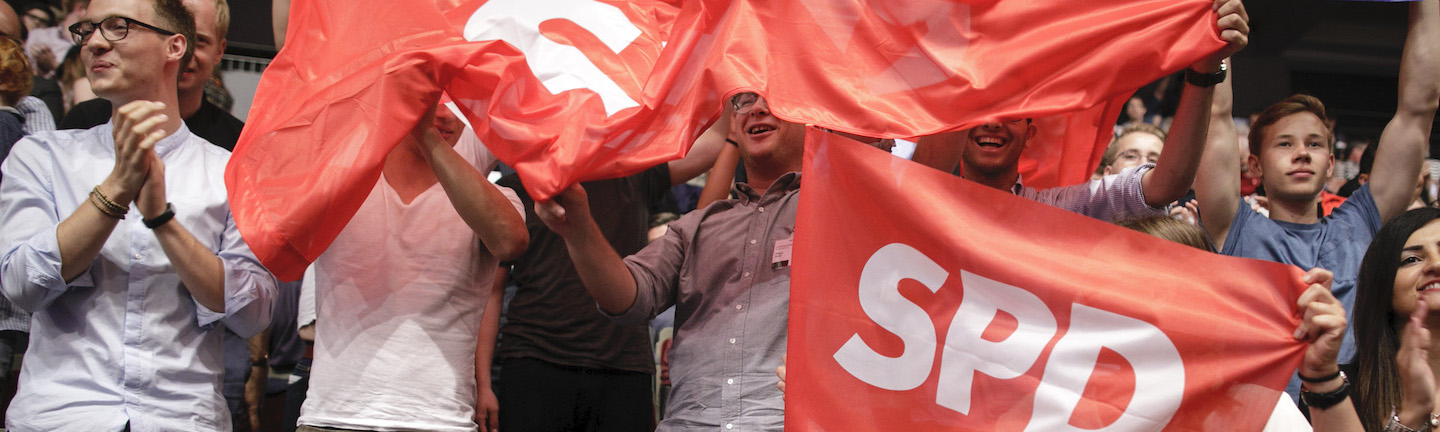 Foto: Junge Menschen schwenken SPD-Fahnen